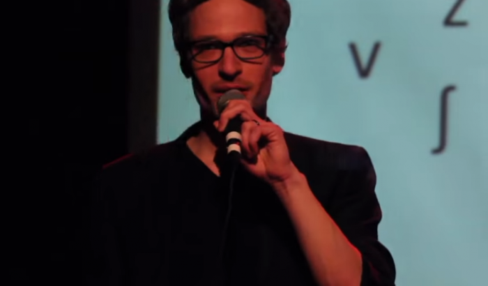 François Conrad während eines Science Slam-Vortrags