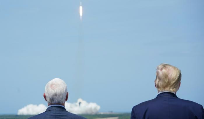 Le président américain Donald Trump et le vice-président Mike Pence regarde le décollage de la fusée Falcon 9 de Space X le 30 mai 2020 en Floride