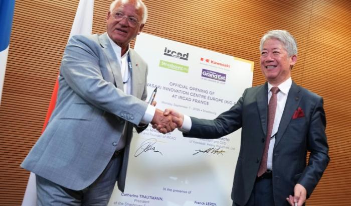 Jacques Marescaux (gauche), le président et fondateur de l'Institut de recherche contre les cancers de l'appareil digestif (Ircad), et Yasuhiko Hashimoto, le patron de Kawasaki Heavy Industries, se serrent la main lors d'une conférence de presse à Strasbourg, le 7 septembre 2026
