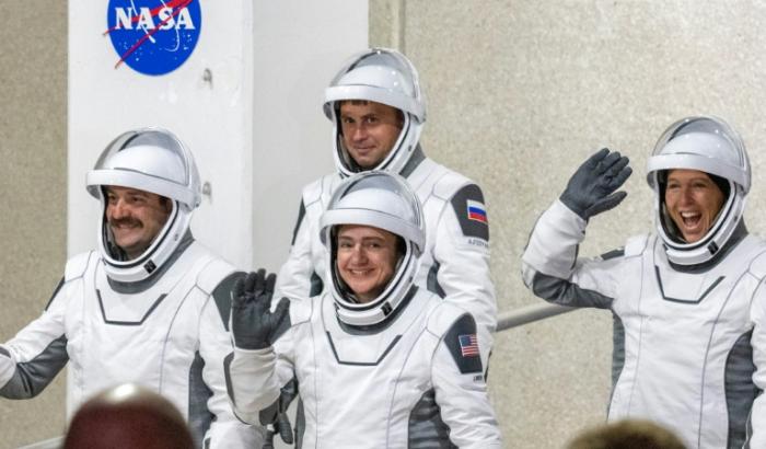 Les astronautes de la Nasa Jessica Meir (c) et Jack Hathaway (g), l'astronaute de l'ESA Sophie Adenot (d) et le cosmonaute de Roscosmos Andrey Fedyaev (2e g) se dirigent vers la fusée Falcon, pour la mission Crew-12 à la base spatiale de Cap Canaveral, en Floride, le 13 février 2026