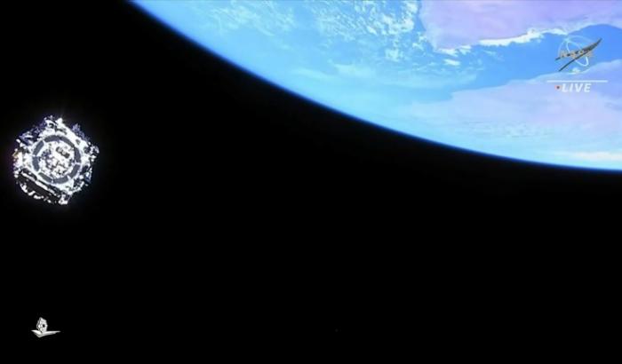 Image tirée d'une émission télévisée de la Nasa montrant le télescope spatial James Webb lors de sa séparation de la fusée Ariane 5 d'Arianespace après son lancement du port spatial européen de Kourou, en Guyane française, le 25 décembre 2021