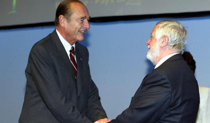 Le président Jacques Chirac (g) et Yves Coppens, paléontologue et président de la commission de préparation de la charte de l'environnement, le 29 janvier 2003 à Nantes