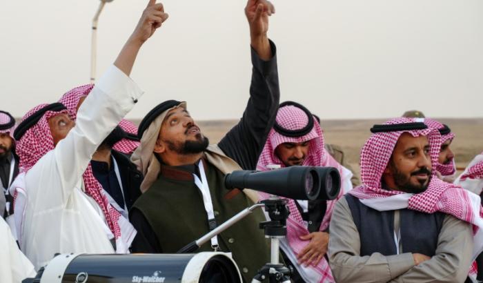 Abdallah al-Khoudairi (g), directeur de l'Observatoire astronomique de Majmaa, et des membres de son équipe cherchent à repérer le premier croissant de lune marquant le début du mois de jeûne musulman du Ramadan, dans le désert saoudien, le 28 février 2025