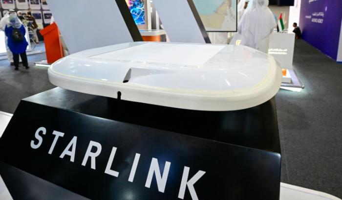 Une antenne Starlink pour avions exposée à l’aéroport international Al-Maktoum pendant le Dubaï Airshow 2025, à Dubaï, le 20 novembre 2025, aux Emirats arabes unis