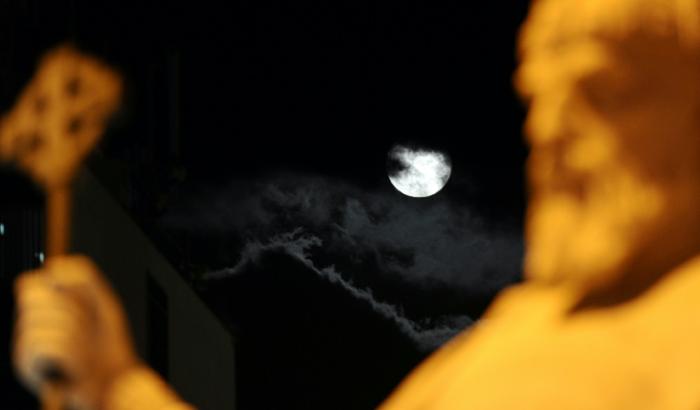 La lune est visible derrière une statue du tsar Samouil, l'un des derniers souverains bulgares avant la domination byzantine, au centre de Skopje, en Macédoine du Nord, le 25 mai 2013