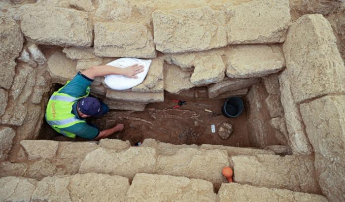 Palästinensische Archäologen haben im Gazastreifen vier 2000 Jahre alte römische Gräber entdeckt. Wie der Archäologe Fadel al-Otol sagte, ermöglicht der Fund die Rekonstruktion des ersten vollständigen römischen Friedhofs in dem Palästinensergebiet.