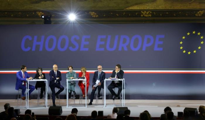 La présidente de Signal, Meredith Whittaker (2e g), la chercheuse en médecine génétique Mona Nemer (4e d), le PDG de Valeo Christophe Perillat (3e gg, le chercheur au CERN, Mark Thomson (2e d), le PDG d'ASML Christophe Fouquet (g) participent à une table ronde lors de la conférence "Choose Europe for Science" à l'Université de La Sorbonne, le 5 mai 2025 à Paris