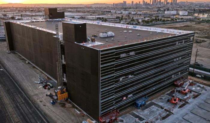 Das erste bislang geplante Bauverbot in den USA für große KI-Datenzentren ist gescheitert. Die Gouverneurin des Bundesstaats Maine, Janet Mills, legte ihr Veto gegen ein dortiges vorläufiges Verbot solcher Anlagen ein.