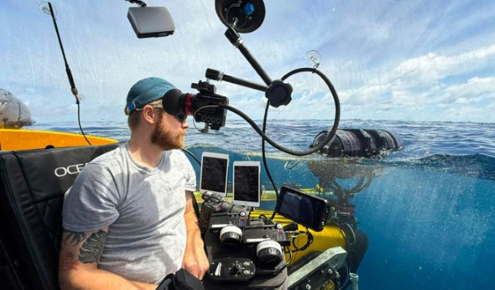 Le directeur de la photographie d'OceanX Adam Wolfbrandt refait surface avec son submersible Nadir le 9 janvier 2026 au large de l'île de Sulawesi, en Indonésie