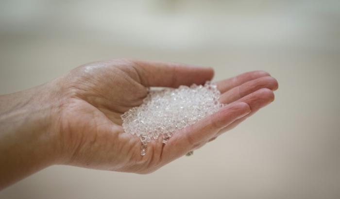 Des granules de thermoplastique : l'aviation cherche des pistes pour alléger les appareils avec des nouveaux matériaux