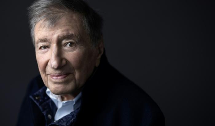 Le professuer Etienne-Emile Baulieu, dans son bureau de l'hopital Kremlin-Bicêtre (banlieue parisienne), le 17 mars 2023