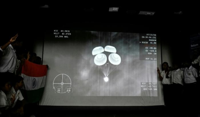 Des élèves regardent en direct la capsule SpaceX revenant sur Terre depuis la Station spatiale internationale, dans un musée des sciences de Calcutta, le 15 juillet 2025