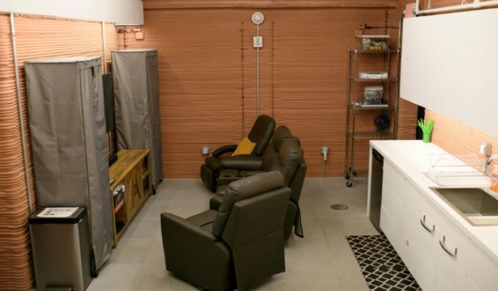 Le salon d'un habitat de la Nasa où vivront pendant un an quatre personnes en simulant qu'elles sont sur Mars, le 11 avril 2023 à Houston
