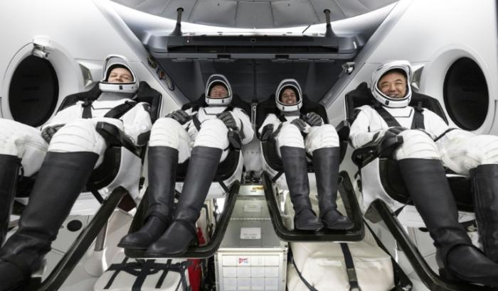 (g-d) Photo diffusée par la NASA, le 12 mars 2024, montrant le cosmonaute de Roscosmos Konstantin Borisov, l'astronaute de l'ESA Andreas Mogensen, l'astronaute de la NASA Jasmin Moghbeli et l'astronaute de la JAXA Satoshi Furukawa, à l'intérieur du vaisseau spatial SpaceX Dragon Endurance récupéré par le navire SpaceX Megan, EGAN peu après son amerrissage au large de Pensacola, dans le golfe du Mexique, en Floride