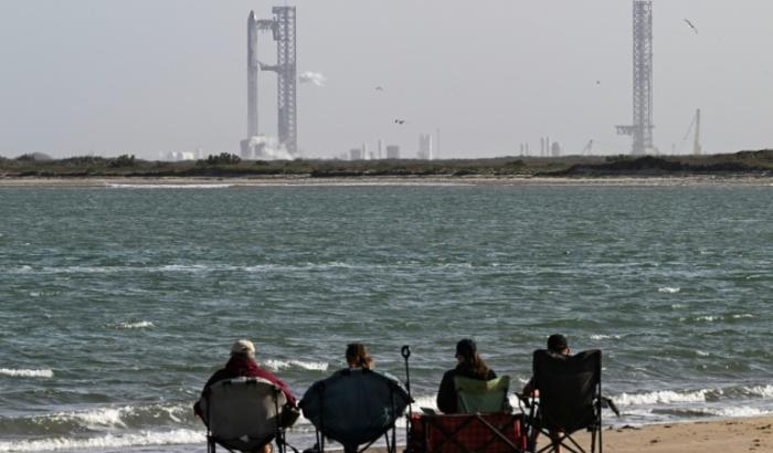 Des personnes assises pour observer un lancement de la fusée Starship de SpaceX, près de Boca Chica au Texas, le 6 mars 2025