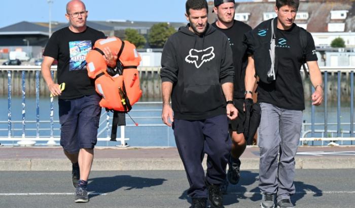 L'inventeur Franky Zapata (centre) après sa tentative de traversée de la Manche à bord d'un petit hélicoptère, à Calais le 25 juillet 2025