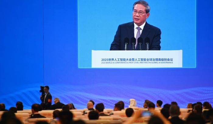 Le Premier ministre chinois Li Qiang apparaît sur un écran lors de son discours durant la cérémonie d'ouverture de la Conférence mondiale sur l'intelligence artificielle à Shanghai, le 26 juillet 2025
