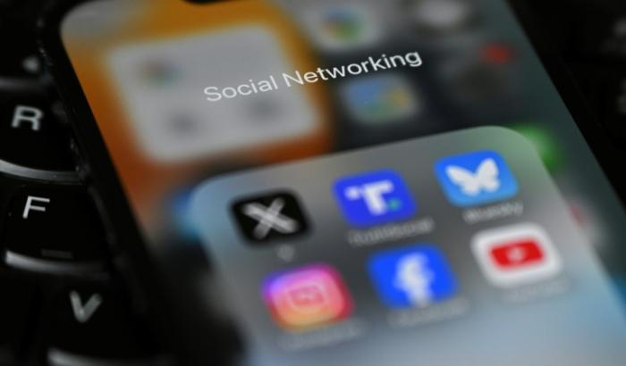Schutz vor Abhängigkeit und schädlichen Inhalten: Nach dem Beispiel Australiens will auch die britische Regierung ein Social-Media-Verbot für Kinder unter 16 Jahren einführen.