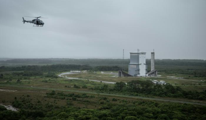 Un hélicoptère de l'armée française survole la rampe de lancement d'Ariane 6 à Kourou, en Guyane, le 2 mars 2025