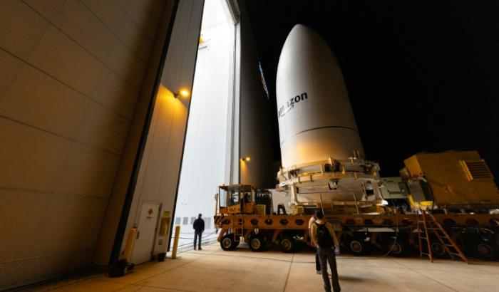 Photo diffusée par Amazon, le 2 avril 2025, montrant les satellites du projet Kuiper encapsulés dans la coiffe d'une fusée Atlas V au centre de traitement des satellites d'Amazon à Cap Canaveral, en Floride, en mars 2025