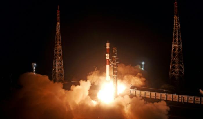 Meilenstein für die indischen Raumfahrt: Nachdem zwei Satelliten im Dezember mit einer Rakete in den Weltraum geschossen und dort getrennt wurden, sind diese nun erfolgreich wieder aneinander angedockt. Die indische Raumfahrtbehörde sprach von einem "historischen Moment".