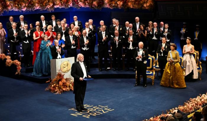 Bei einer Zeremonie in Stockholm sind die Nobelpreise für Literatur und in den Wissenschaftskategorien verliehen worden. Literaturnobelpreisträger Laszlo Krasznahorkai und die Preisträger in den Kategorien Physik, Chemie, Medizin und Wirtschaftswissenschaften nahmen ihre Auszeichnungen entgegen.