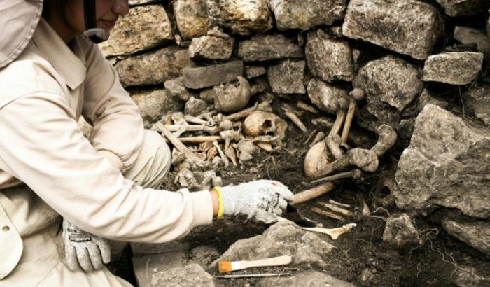 Forscher haben in Kuelap in Peru ein etwa 600 Jahre altes Grab mit den Überresten von fünf Menschen entdeckt. Dem peruanischen Kulturministerium zufolge bestand die hufeisenförmige Grabstätte aus Steinen und beinhaltete auch Opfergaben.