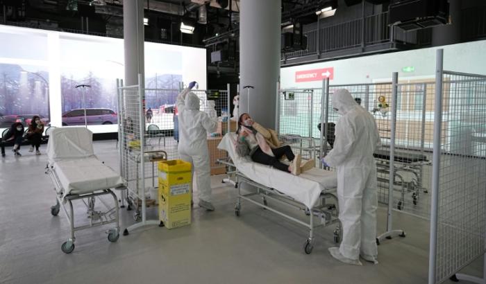 Des étudiants en médecine simulent un exercice d'urgence dans les locaux de l'Académie de l'OMS, à Lyon, le 17 décembre 2024