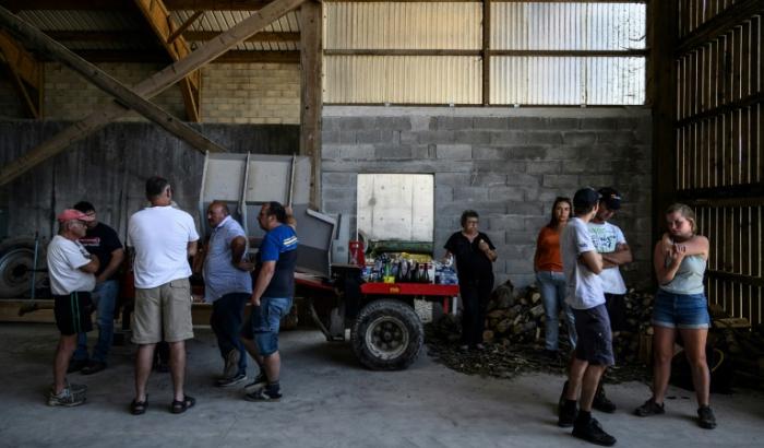 Eleveurs et voisins réunis dans une exploitation pour empêcher l'euthanasie par les services vétérinaires d'un cheptel de bovins après un cas de dermatose nodulaire, le 11 juillet 2025 à Entrelacs, en Savoie