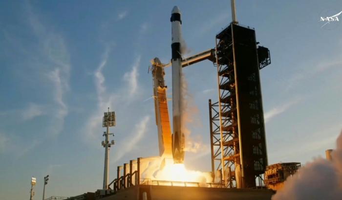 Die Rückkehr von zwei seit mehr als neun Monaten auf der Internationalen Raumstation ISS gestrandeten US-Astronauten zur Erde ist in greifbare Nähe gerückt: Eine Rakete des US-Raumfahrtunternehmens SpaceX startete zur Rückholmission ins All.