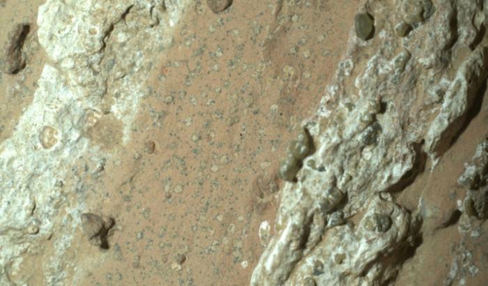 Image fournie par la Nasa le 10 septembre 2025 du rover Perseverance montrant des roches tachetés sur la surface de Mars en juillet 2024