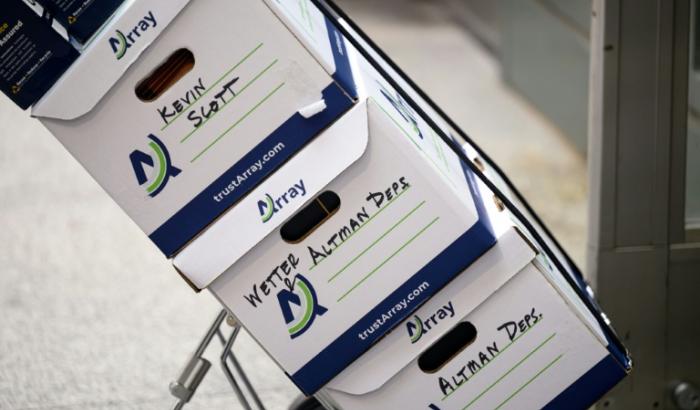 Des cartons de documents juridiques acheminés au palais de justice fédéral d'Oakland pour le procès intenté par Elon Musk contre OpenAI, le 12 mai 2026 en Californie