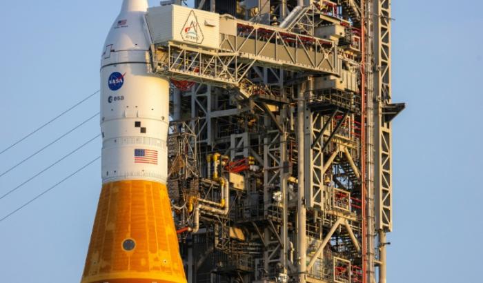 Erstmals nach gut 50 Jahren will die US-Raumfahrtbehörde Nasa wieder Menschen Richtung Mond bringen. Mit vier Astronauten an Bord sollte am Donnerstag kurz nach Mitternacht MESZ in Cape Canaveral eine Raumfähre zur Mondumrundung starten.