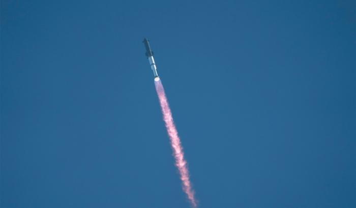 La mégafusée Starship de SpaceX décolle de la base Starbase, le 13 octobre 2025 au Texas