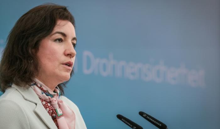 Bundesforschungsministerin Dorothee Bär (CSU) wird am Donnerstag zu einem internationalen Raumfahrt-Treffen in Paris erwartet. Frankreichs Präsident Emmanuel Macron hat dazu Vertreter von rund 120 Staaten eingeladen.