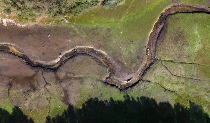 Vue aérienne du lac du Drennec, dans le Finistère, rempli à seulement un tiers de sa capacité, le 14 octobre 2026