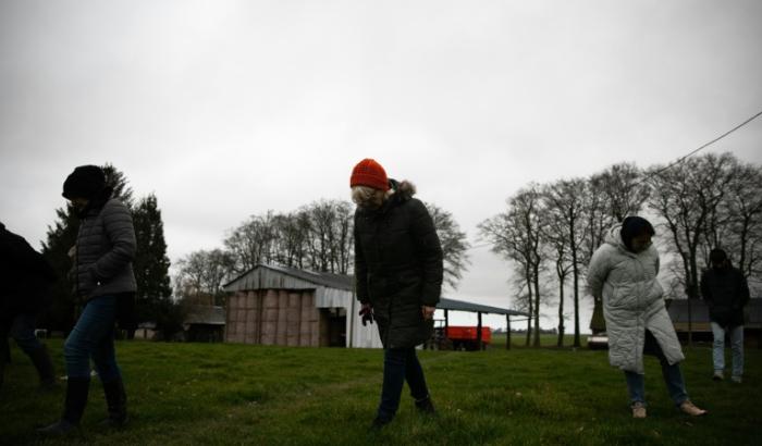 Des volontaires à la recherche de météorites après la chute de l'astéroïde 2023 CXI, le 17 février 2023 à Angiens (Seine-Maritime)