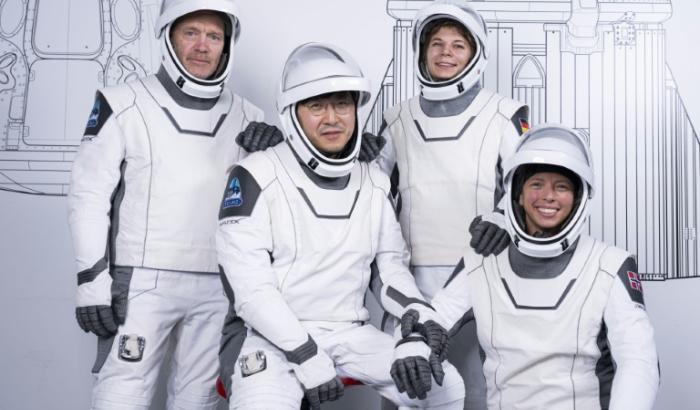 Die erste deutsche Frau im All ist auf der Erde zurück: Die Berlinerin Rabea Rogge und ihre drei weiteren Crew-Mitglieder landeten am Freitag in einer Dragon-Kapsel von SpaceX vor der kalifornischen Küste.