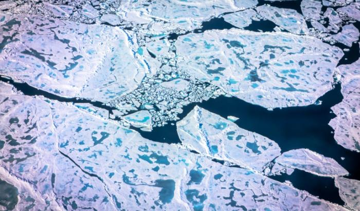 Trotz eines sehr heißen Sommers auf der Nordhalbkugel der Erde ist die Meereisbedeckung in der Arktis in diesem Jahr nicht auf einen neuen Tiefstand gesunken. Die Ausdehnung lag aber zugleich weiterhin unter dem langjährigen Mittel der Eisausdehnung.