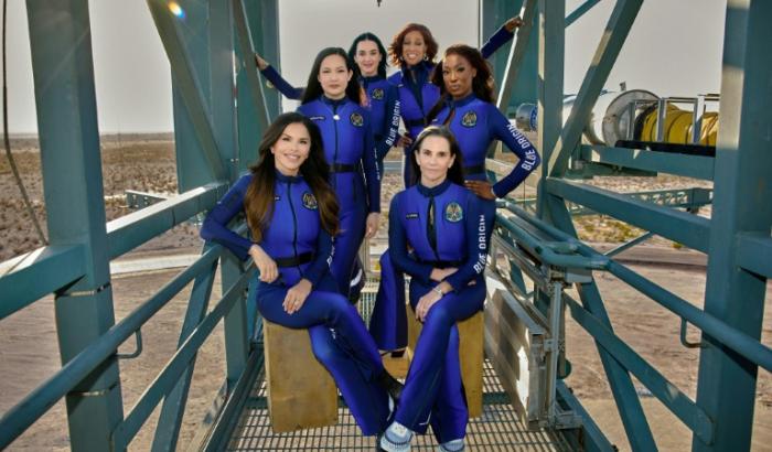 Les six membres de l'équipage (de gauche à droite) Lauren Sanchez, Amanda Nguyen, Katy Perry, Gayle King, Aisha Bowe et Kerianne Flynn sur une photo publiée le 14 april 2025 sur le compte X de Blue Origin