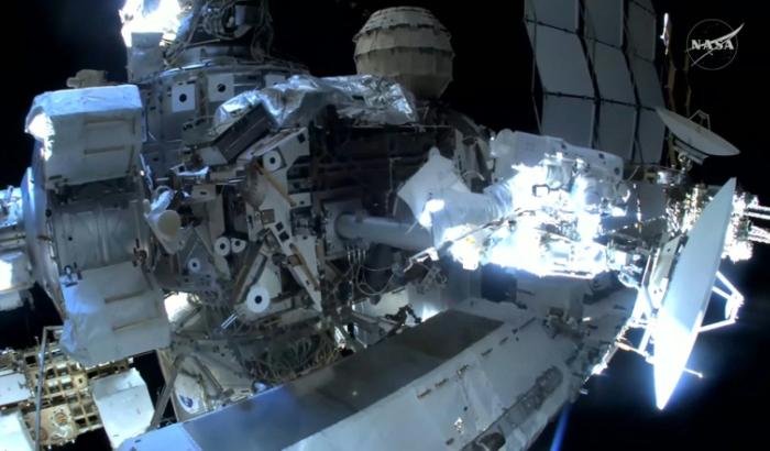 Image tirée d'une retransmission vidéo en direct de la Nasa, le 18 août 2026, montrant l'astronaute de l'ESA Sophie Adenot (d) lors de sa sortie dans l'espace à l'extérieur de la Station spatiale internationale (ISS), avec pour objectif de remplacer une antenne de liaison espace-sol sur le complexe orbital