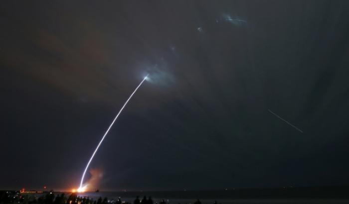 Die Rakete New Glenn des US-Raumfahrtunternehmens Blue Origin von Amazon-Gründer Bezos ist zu ihrem ersten Testflug gestartet. Die Rakete erreichte wie geplant eine Erdumlaufbahn, die Rückkehr der Antriebsstufe zur Erde klappte allerdings nicht.