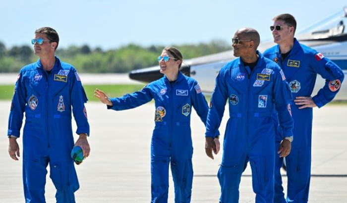 Reid Wiseman, Christina Koch, Victor Glover et Jeremy Hansen (de gauche à droite) arrivent en Floride, quelques jours avant leur mission vers la Lune, le 27 mars 2026