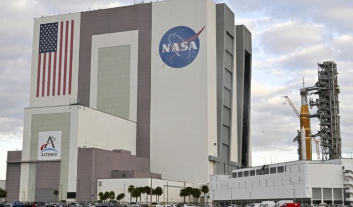 In Vorbereitung ihrer Mondmission Artemis 2 hat die US-Raumfahrtbehörde Nasa ihre Riesen-Rakete SLS für letzte vorbereitende Tests auf ihre Startrampe gebracht.