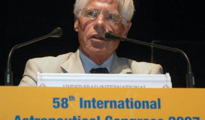 Roger-Maurice Bonnet le 26 septembre 2007, à Hyderabad, en Inde