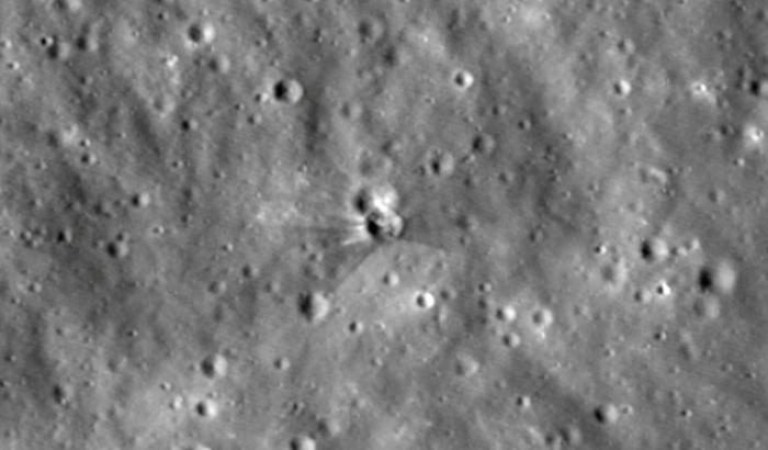 Image de la surface de la Lune diffusée par la Nasa le 18 août 2026 montrant l’endroit où un élément d'une fusée de SpaceX a percuté le sol lunaire, le 5 août 2026