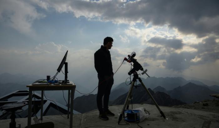 Un astronome de l'université de Toulouse se prépare à observer l'éclipse depuis le Pic du Midi, le 12 août 2026