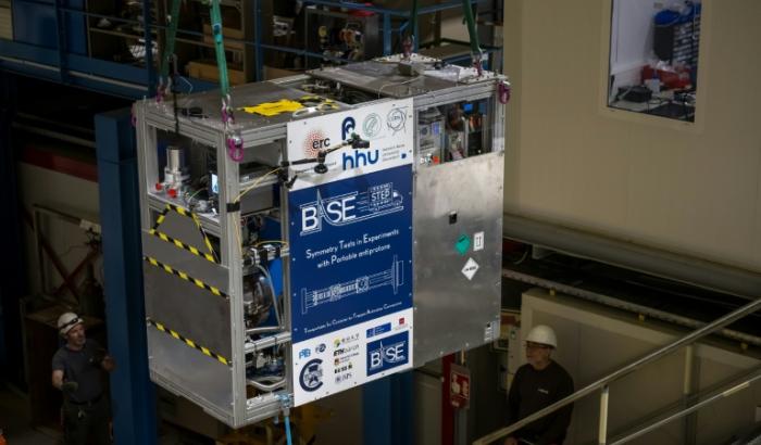 Un dispositif cryogénique portable, rempli d'un nuage de 92 antiprotons, est transféré sur un camion, lors d'un essai réussi du premier système de transport d'antimatière au monde par la route, sur le campus du Cern, à Meyrin, près de Genève, le 24 mars 2026 en Suisse
