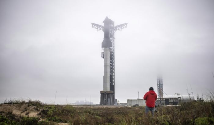 Une personne près du site de lancement de la fusée Starship de SpaceX, le 14 janvier 2025