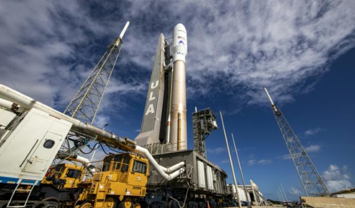 Der US-Konzern Amazon hat eine weitere Hürde genommen, um schnelles Internet per Satellit anzubieten. Vom Weltraumbahnhof Cape Canaveral in Florida hob am Montag um 19.00 Uhr (Ortszeit, 01.00 MESZ) eine Atlas-V-Trägerrakete mit 27 ersten Satelliten an Bord ab.